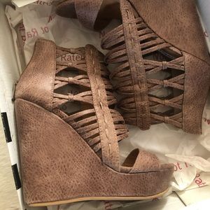 Size 6, not rated brand, wedges. Barely worn